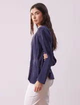 Chaqueta de algodón color azul marino, de manga larga, con bolsillos delanteros simulados y terminaciones desflecadas.
