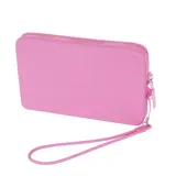 Billetera tipo sobre de la marca Havaianas, confeccionada en material sintético con textura de relieve hexagonal. Presenta el logo de la marca en el centro y una correa de muñeca desmontable. Cuenta con cierre perimetral con el nombre de la marca grabado en la cinta.