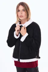 Campera de estilo aviador en color negro, confeccionada en material tipo gamuza con interior y bordes de corderito blanco. Presenta cierre frontal, cuello con solapas y hebilla metálica decorativa.