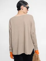 Sweater azul marino de tejido de punto con escote en V y detalles de hilo metálico brillante.