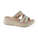 Sandalias de plataforma beige con dos tiras anchas, una de cuero sintético beige con detalle metálico y otra plateada con glitter.