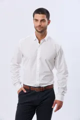 Camisa de vestir blanca entallada, de manga larga, cuello camisero y cierre frontal de botones, con elastano añadido para mayor confort.
