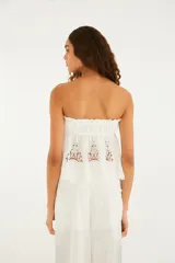 Top strapless blanco de algodón con diseño calado, detalles de encaje y banda elástica fruncida en el escote y bajo el busto, con estilo babydoll.