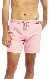 Short de gabardina color rosa, con cintura elástica y cordón de ajuste frontal con terminales metálicas. Cuenta con bolsillos laterales y costuras horizontales decorativas en la parte inferior de las piernas.