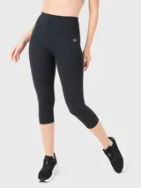 Calza deportiva tipo capri de tiro alto, color negro, con pretina elástica y detalle de logo pequeño en la cadera.