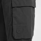 Pantalón cargo de nylon color verde oliva, con cintura elástica ajustable, bolsillos laterales con solapa y puños elásticos en los tobillos. Presenta un pequeño logo estampado en uno de los bolsillos laterales.