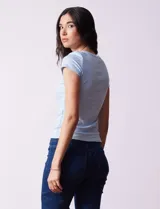 Remera negra de tejido acanalado, marca Cyrus, con escote a la base y manga corta.