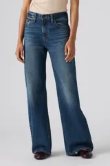 Jeans de denim azul de corte amplio y bota ancha, tiro medio, con efecto ligeramente lavado en las piernas y diseño clásico de cinco bolsillos.