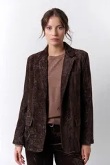 Blazer marrón de terciopelo con solapas de muesca, cierre frontal con un botón, bolsillos delanteros y forro con estampado animal print.