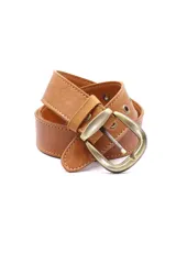 Cinto de cuero gamuzado color naranja con hebilla metálica color bronce y detalle de la marca grabada en la trabilla.