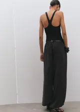 Pantalón largo estilo balloon de tiro medio, confeccionado en mezcla de lyocell y poliéster, con cintura elástica, bolsillos laterales y bajo con goma elástica.