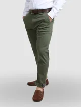 Pantalón de vestir color verde oliva, corte slim, confeccionado en gabardina de algodón elastizada. Cuenta con bolsillos laterales y traseros con ribete doble.