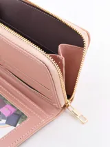 Billetera larga color rosa viejo con cierre de cremallera y aplique metálico dorado.