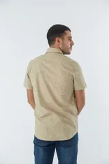 Camisa de hombre Mistral con look lino, de manga corta y corte slim. Presenta un estampado lineal de flores en color azul sobre fondo blanco, cartera abotonada y logo bordado en el pecho.