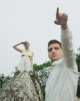 Pantalones palazzo blancos de algodón, con tiras ajustables y calados de gasa.