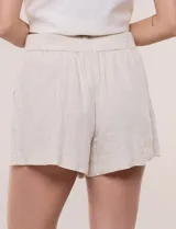 Short color beige de lino y rayón, de tiro medio-alto, con pinzas frontales y cintura trasera elastizada.