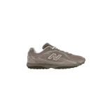 Championes New Balance modelo 204L en color marrón, confeccionados con superposiciones de gamuza y malla, con el logotipo "N" característico en los laterales.