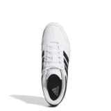 Championes Adidas modelo Hoops 4.0, de diseño urbano inspirado en el básquetbol. Presentan un empeine de cuero sintético blanco con las icónicas tres tiras laterales en color negro y detalles en gris en el talón. Cuentan con suela de goma tipo cupsole para mayor estabilidad y durabilidad.
