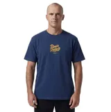 Remera azul de manga corta con cuello redondo y estampado gráfico en el pecho con texto en color amarillo.