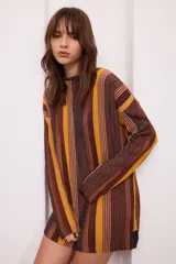 Minivestido de tejido de punto a rayas verticales en tonos marrón, ocre y dorado con lurex. De corte holgado y manga larga.