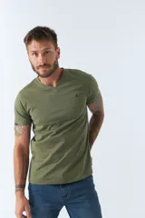 Remera básica de hombre con escote en V y manga corta. Presenta un diseño liso con logo bordado en el pecho.