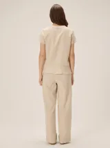 Pantalón de corte clásico y pierna recta, confeccionado en mezcla de lino, algodón, viscosa y poliéster. Cuenta con cintura elastizada.