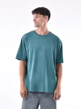 Remera de manga corta color beige, con corte oversize y cuello redondo.