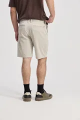 Bermuda chino de corte clásico color negro, con cintura fija y bolsillos delanteros y traseros.