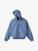 Chaqueta con capucha color celeste de lona pesada, con cierre frontal y bolsillo con cierre en el pecho.