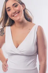 Top maternal cruzado de algodón elastizado, con escote en V, breteles anchos y espalda amplia. Diseño sin aros con gran cobertura de busto, pensado para facilitar la lactancia.
