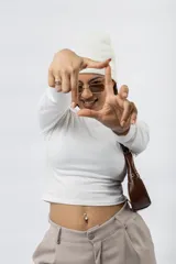 Remera negra de manga larga, cuello redondo y corte ajustado.