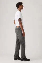 Jean de corte relajado y tiro bajo, confeccionado en denim de algodón sin elasticidad, con diseño clásico de cinco bolsillos y cierre de botones.