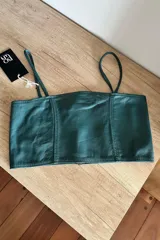 Top clásico en cuero napalizado muy suave en color petróleo, con breteles finos.