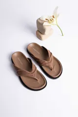 Sandalias marrones con tira de cuero sintético con nudo.