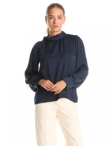 Blusa satinada de cuello alto con frunces, detalle de lazo lateral y cierre de botones. Presenta mangas largas estilo balloon con puños ajustados.