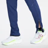 Pantalón de entrenamiento New Balance Tenacity Knit, color azul marino, confeccionado en tejido de punto doble con tecnología NB DRY.