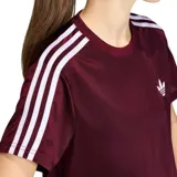 Remera de manga corta Adidas modelo Firebird, color bordó con las icónicas tres tiras blancas en los hombros y mangas, y el logo del trébol bordado en el pecho.