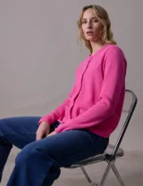 Cardigan tejido color blanco, marca Ninety. Escote a la base y abertura central con botones metálicos dorados. Delantera con bolsillos simulados con botón dorado.