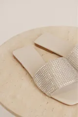 Sandalias negras con base cuadrada y tira ancha cubierta de strass.