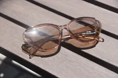 Lentes de sol con marco color marrón claro y protección UV 400.