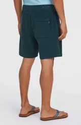 Bermuda O’Neill color verde oscuro, de corte recto con cintura elástica ajustable mediante cordón y bolsillos laterales.