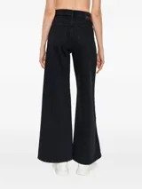 Jean Diesel modelo 1978 D-Akemi de corte acampanado y tiro medio, color negro, de diseño ajustado en la parte superior y pierna amplia desde el muslo.
