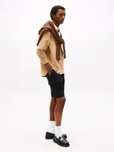 Pantalón corto tipo cargo de sarga de algodón elástico, color negro, con corte amplio y pierna recta. Presenta bolsillos ribeteados en la cintura, bolsillos laterales tipo cargo y un bolsillo trasero de ojal con botón.