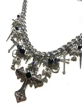 Collar de acero quirúrgico hipoalergénico plateado, con dijes de aleación plateada, cristales cz y cruces colgantes.