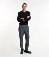 Pantalón de vestir gris para hombre, de corte recto, con cintura elástica, pliegues frontales y ruedo doblado.