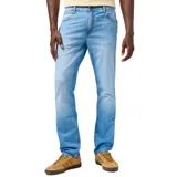 Jean Wrangler modelo Greensboro de corte recto, color azul claro con efecto lavado. Cuenta con cierre de botón y cremallera, bolsillos laterales y traseros.