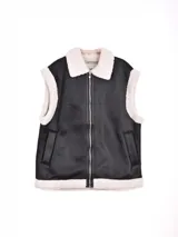 Chaleco negro con forro de borrego color crema, cuello solapa, cierre frontal con cremallera y dos bolsillos laterales.
