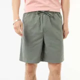 Bermuda chino color verde militar, de corte clásico con bolsillos laterales y cintura ajustable con cordón.