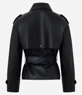 Campera de cuero sintético estilo trench, con cuello solapa, cierre frontal de botones y lazo ajustable en la cintura. Presenta detalles utilitarios en hombros y puños.