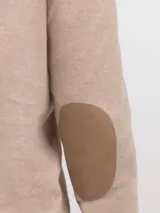 Jersey de cuello en pico para hombre, confeccionado en mezcla de algodón y cashmere. Presenta un diseño liso con logo bordado en el pecho y coderas de antelina a tono.